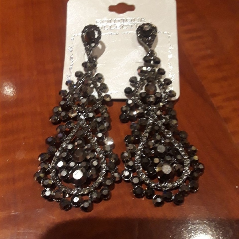 NEW Beautiful Dangle Earrings